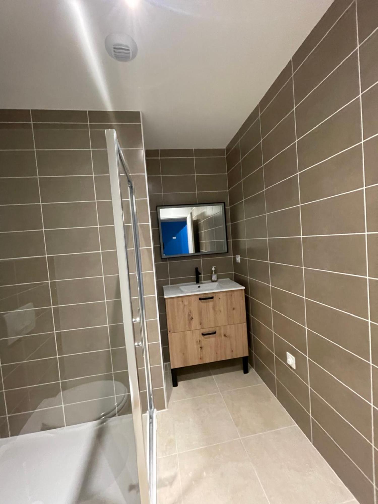 Le Salvador - Appart'Hotel De 18M2 A 44M2 La Talaudiere Bagian luar foto